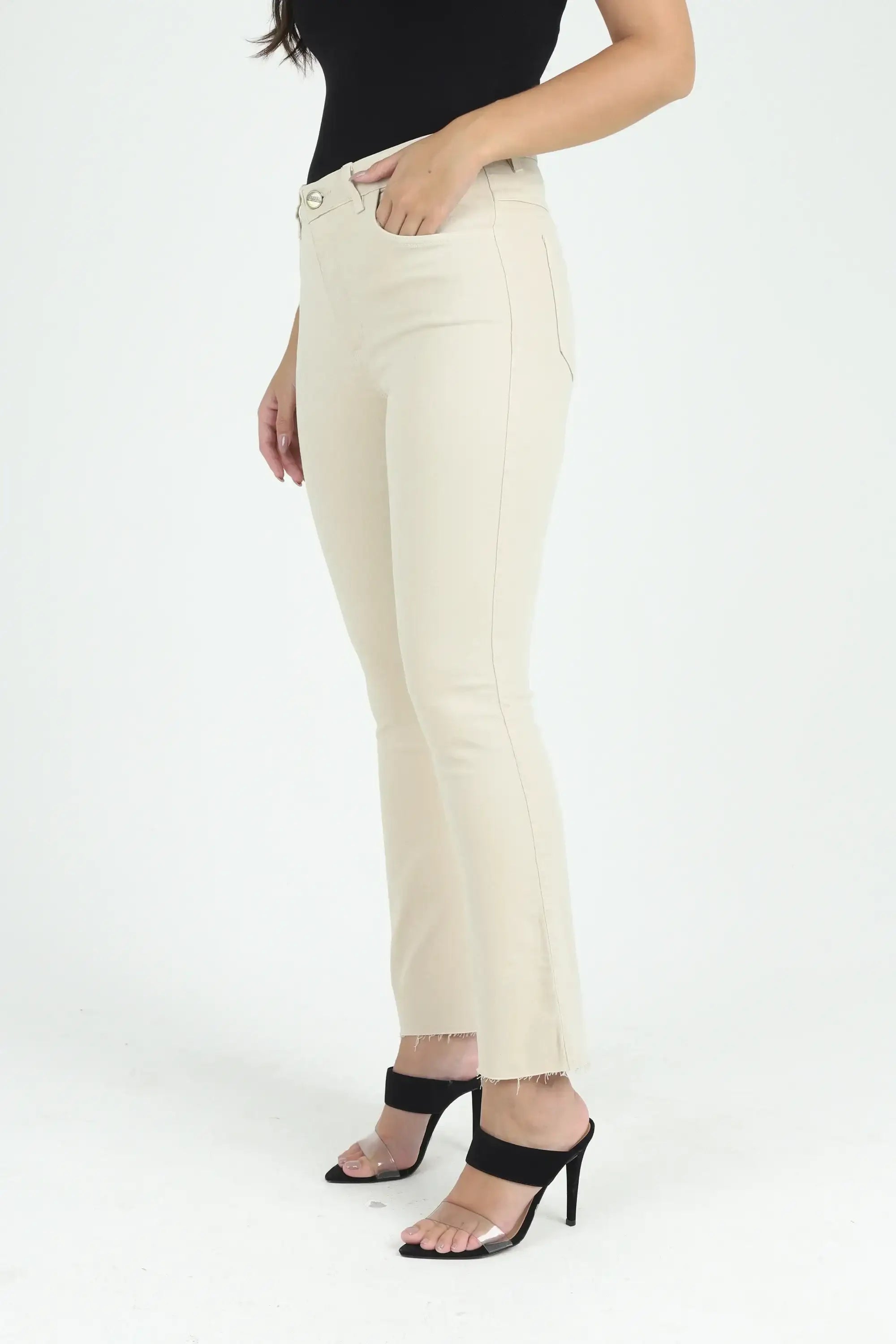 Calça Sarja Boot Cut com Barra a Fio Bege