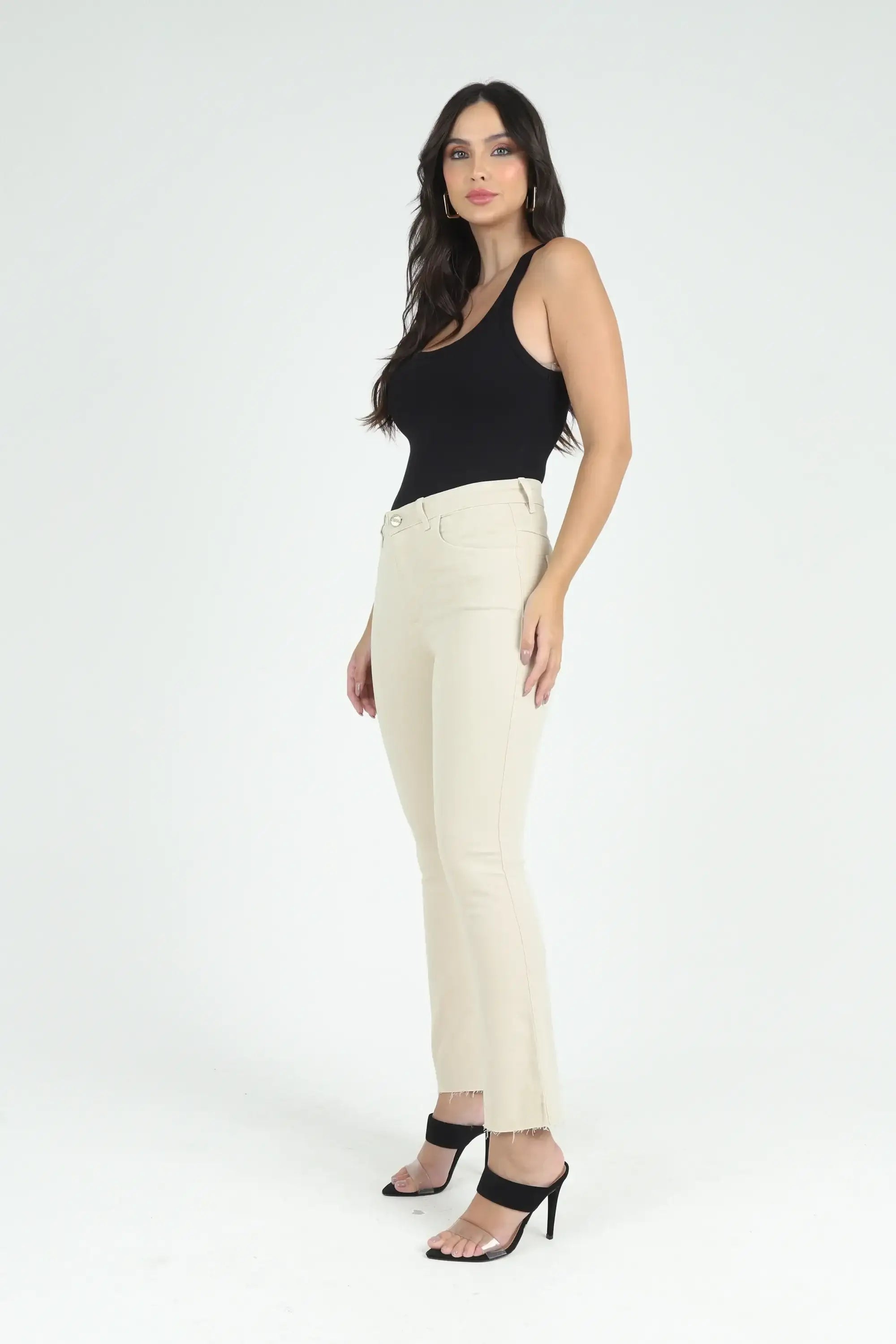 Calça Sarja Boot Cut com Barra a Fio Bege