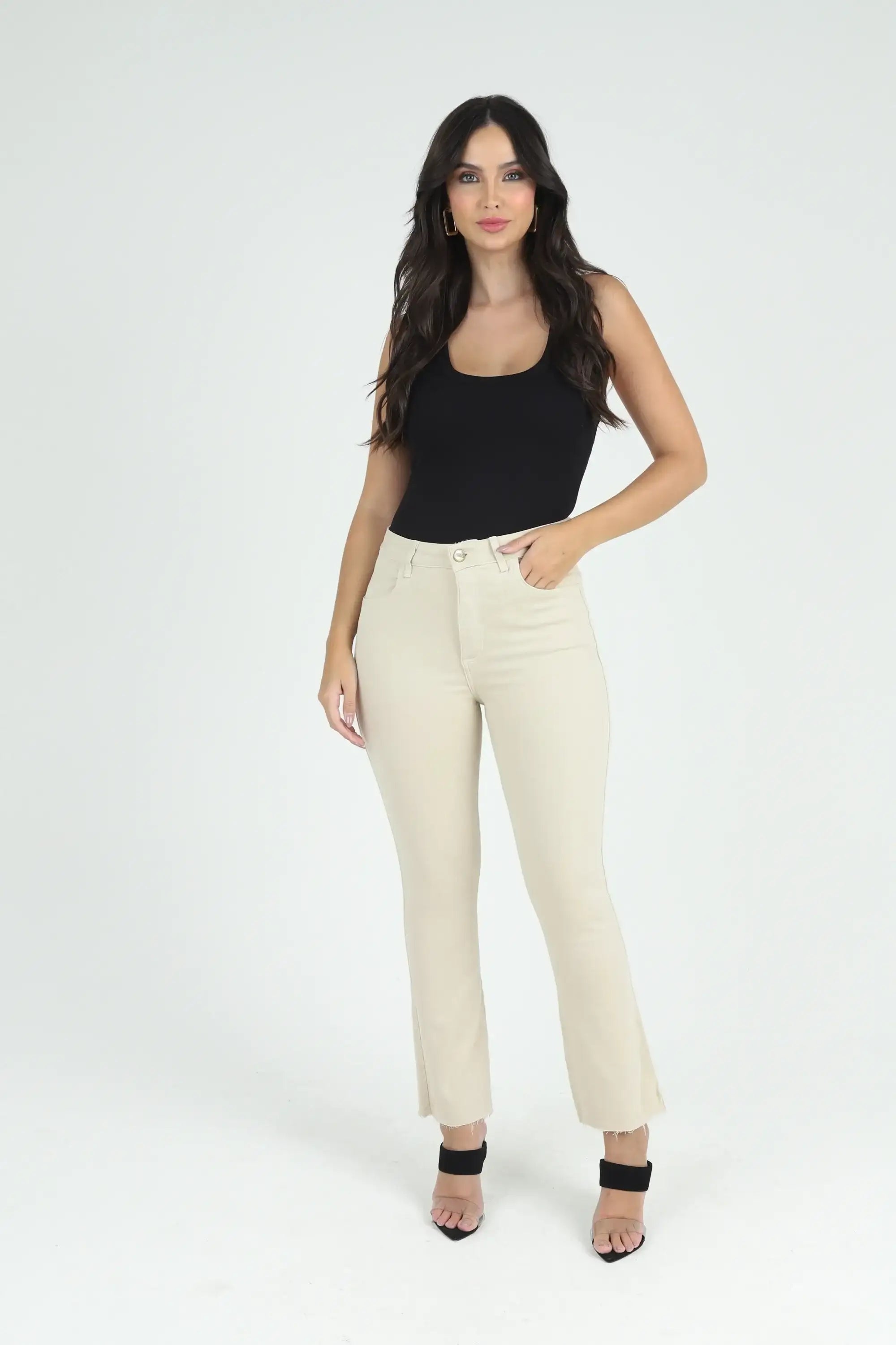 Calça Sarja Boot Cut com Barra a Fio Bege